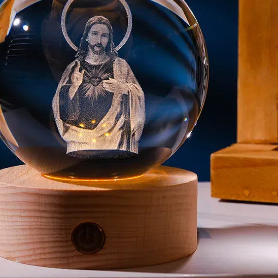 Leuchtende Kristallkugel mit Jesus-Gravur – edle Dekoration mit spiritueller Symbolik