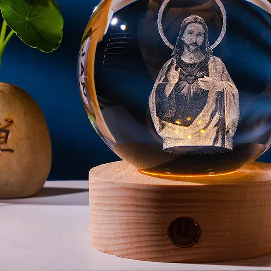 Leuchtende Kristallkugel mit Jesus-Gravur – edle Dekoration mit spiritueller Symbolik